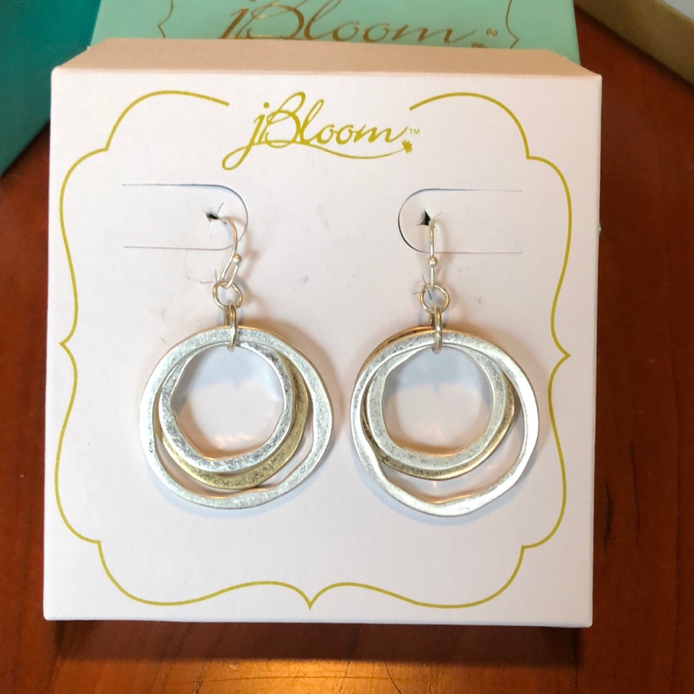 NWOT. Pretty 2-Tone Dangling Earrings